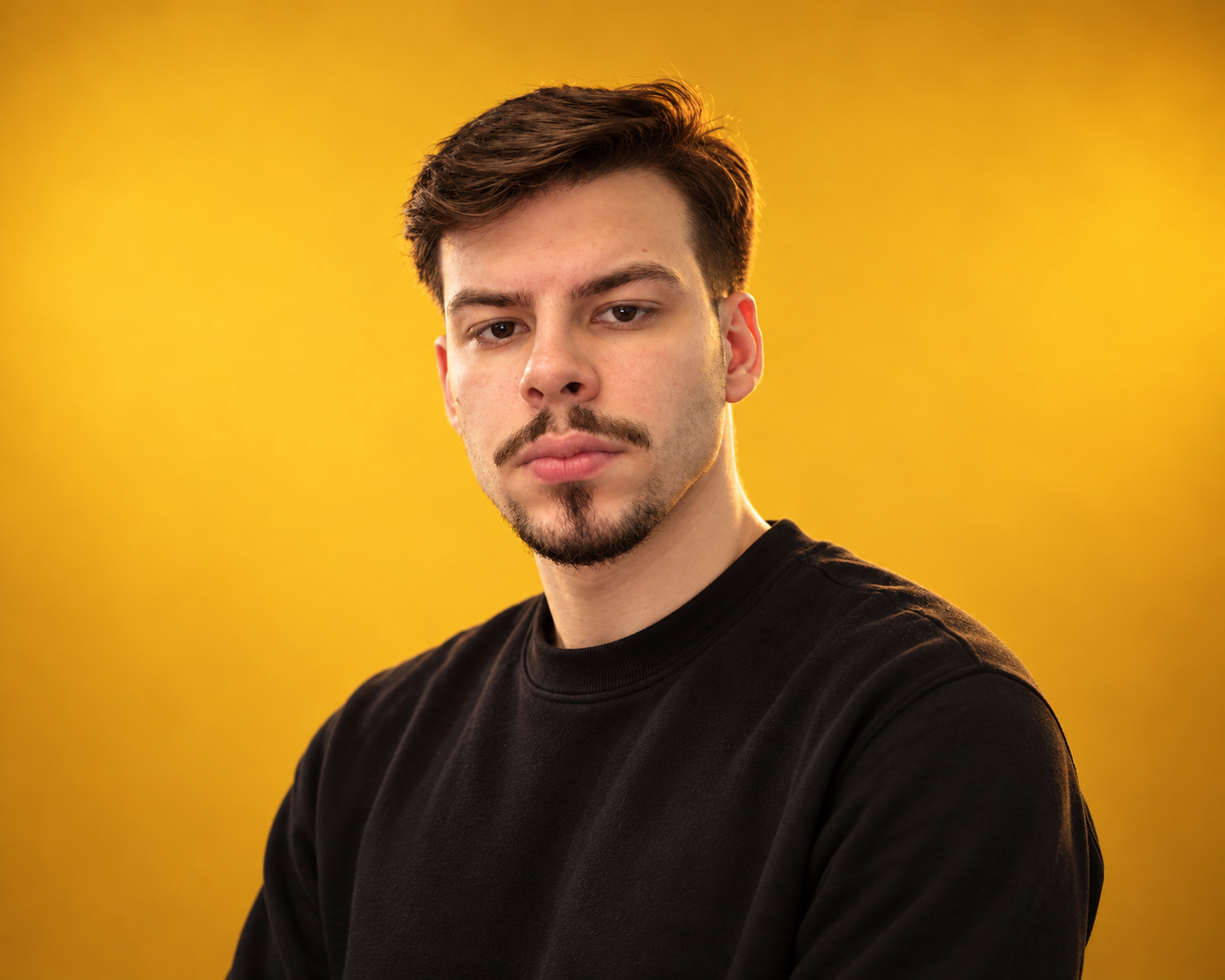 Luan Galvan, fundador da NORTEFARO, em retrato com luz dourada
